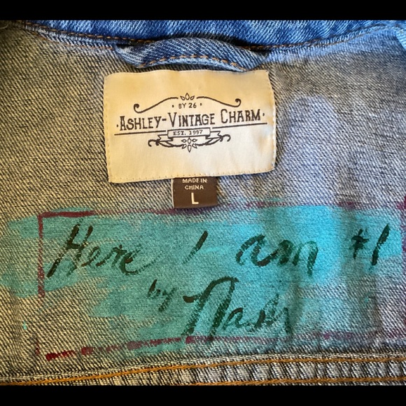 Striking HAND PAINTED mandala jean jacket. Ashley Vintage Charm. - Picture 7 of 11
